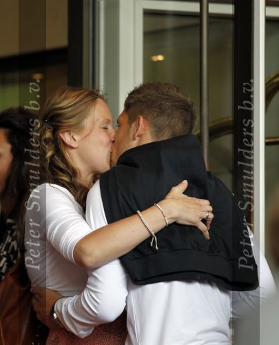 Amsterdam 5 juni 2010
Het Nederlands elftal vertrekt vanaf het hilton naar Schiphol voor de WK voetbal in Zuid Afrika. De vrouwen zwaaien ze uit. Stijn Schaars met vrouw
Peter Smulders bv