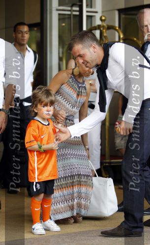 Amsterdam 5 juni 2010
Het Nederlands elftal vertrekt vanaf het hilton naar Schiphol voor de WK voetbal in Zuid Afrika. De vrouwen zwaaien ze uit. Rafael Sylvie en Damian v d Vaart
Peter Smulders bv