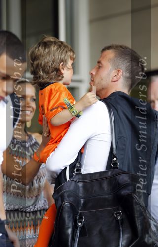 Amsterdam 5 juni 2010
Het Nederlands elftal vertrekt vanaf het hilton naar Schiphol voor de WK voetbal in Zuid Afrika. De vrouwen zwaaien ze uit. Rafael Sylvie en Damian v d Vaart
Peter Smulders bv