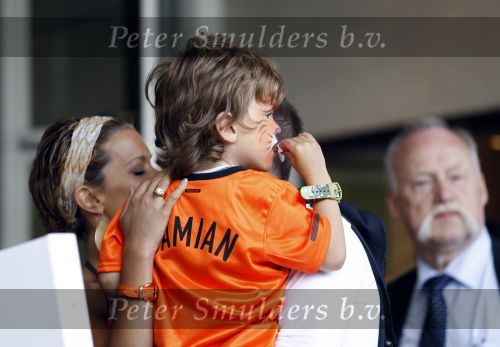 Amsterdam 5 juni 2010
Het Nederlands elftal vertrekt vanaf het hilton naar Schiphol voor de WK voetbal in Zuid Afrika. De vrouwen zwaaien ze uit. Rafael Sylvie en Damian v d Vaart
Peter Smulders bv