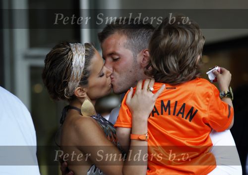 Amsterdam 5 juni 2010
Het Nederlands elftal vertrekt vanaf het hilton naar Schiphol voor de WK voetbal in Zuid Afrika. De vrouwen zwaaien ze uit. Rafael Sylvie en Damian v d Vaart
Peter Smulders bv