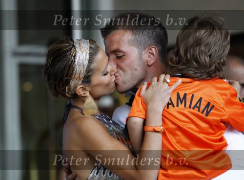 Amsterdam 5 juni 2010
Het Nederlands elftal vertrekt vanaf het hilton naar Schiphol voor de WK voetbal in Zuid Afrika. De vrouwen zwaaien ze uit. Rafael Sylvie en Damian v d Vaart
Peter Smulders bv