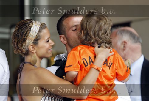 Amsterdam 5 juni 2010
Het Nederlands elftal vertrekt vanaf het hilton naar Schiphol voor de WK voetbal in Zuid Afrika. De vrouwen zwaaien ze uit. Rafael Sylvie en Damian v d Vaart
Peter Smulders bv