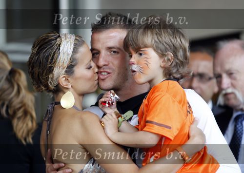 Amsterdam 5 juni 2010
Het Nederlands elftal vertrekt vanaf het hilton naar Schiphol voor de WK voetbal in Zuid Afrika. De vrouwen zwaaien ze uit. Rafael Sylvie en Damian v d Vaart
Peter Smulders bv