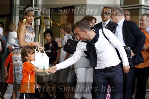 Amsterdam 5 juni 2010
Het Nederlands elftal vertrekt vanaf het hilton naar Schiphol voor de WK voetbal in Zuid Afrika. De vrouwen zwaaien ze uit. Rafael Sylvie en Damian v d Vaart
Peter Smulders bv