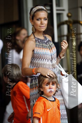Amsterdam 5 juni 2010
Het Nederlands elftal vertrekt vanaf het hilton naar Schiphol voor de WK voetbal in Zuid Afrika. De vrouwen zwaaien ze uit. Rafael Sylvie en Damian v d Vaart
Peter Smulders bv