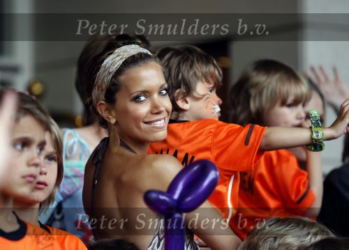 Amsterdam 5 juni 2010
Het Nederlands elftal vertrekt vanaf het hilton naar Schiphol voor de WK voetbal in Zuid Afrika. De vrouwen zwaaien ze uit. Rafael Sylvie en Damian v d Vaart
Peter Smulders bv