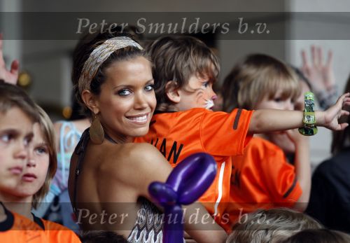 Amsterdam 5 juni 2010
Het Nederlands elftal vertrekt vanaf het hilton naar Schiphol voor de WK voetbal in Zuid Afrika. De vrouwen zwaaien ze uit. Rafael Sylvie en Damian v d Vaart
Peter Smulders bv