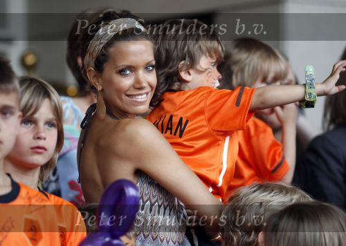 Amsterdam 5 juni 2010
Het Nederlands elftal vertrekt vanaf het hilton naar Schiphol voor de WK voetbal in Zuid Afrika. De vrouwen zwaaien ze uit. Rafael Sylvie en Damian v d Vaart
Peter Smulders bv
