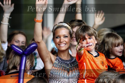 Amsterdam 5 juni 2010
Het Nederlands elftal vertrekt vanaf het hilton naar Schiphol voor de WK voetbal in Zuid Afrika. De vrouwen zwaaien ze uit. Rafael Sylvie en Damian v d Vaart
Peter Smulders bv