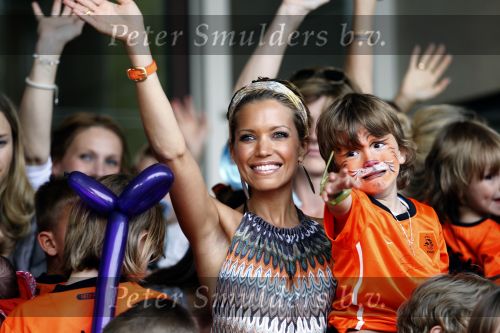 Amsterdam 5 juni 2010
Het Nederlands elftal vertrekt vanaf het hilton naar Schiphol voor de WK voetbal in Zuid Afrika. De vrouwen zwaaien ze uit. Rafael Sylvie en Damian v d Vaart
Peter Smulders bv