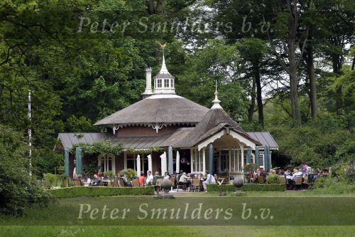 Wassenaar 29 mei 2010
Prinses Margarita haar man Tjalling ten Cate en prinses Irene hebben op de horsten bij Prins Willem Alexander en Maxima een huis met opstallen gekocht die ze gaan verbouwen om daar te wonen. theehuisje
Peter Smulders bv