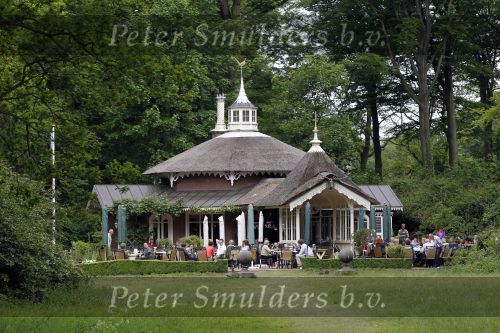 Wassenaar 29 mei 2010
Prinses Margarita haar man Tjalling ten Cate en prinses Irene hebben op de horsten bij Prins Willem Alexander en Maxima een huis met opstallen gekocht die ze gaan verbouwen om daar te wonen. theehuisje
Peter Smulders bv
