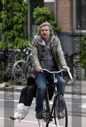 Amsterdam 14 mei 2010
Victor Reinier met een vriendin achter op de fiets.
Peter Smulders bv