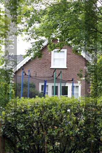 het Gooi 27 mei 2010
Vivian en Day Ewbank vertrekken bij hun huis waar ze tijdelijk wonen ivm relatieproblemen tussen Vivian en John.
Peter Smulders bv
