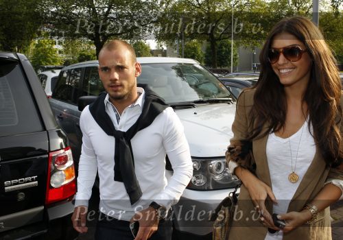 Amsterdam 5 juni 2010
Het Nederlands elftal vertrekt vanaf het hilton naar Schiphol voor de WK voetbal in Zuid Afrika. De vrouwen zwaaien ze uit. Yolanthe Cabau v Kasbergen en Wesley Sneijder
Peter Smulders bv