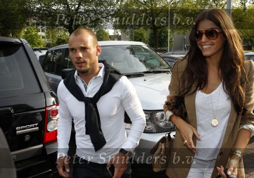 Amsterdam 5 juni 2010
Het Nederlands elftal vertrekt vanaf het hilton naar Schiphol voor de WK voetbal in Zuid Afrika. De vrouwen zwaaien ze uit. Yolanthe Cabau v Kasbergen en Wesley Sneijder
Peter Smulders bv