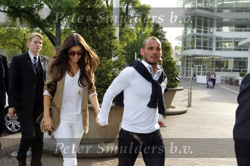 Amsterdam 5 juni 2010
Het Nederlands elftal vertrekt vanaf het hilton naar Schiphol voor de WK voetbal in Zuid Afrika. De vrouwen zwaaien ze uit. Yolanthe Cabau v Kasbergen en Wesley Sneijder
Peter Smulders bv