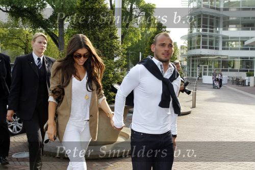 Amsterdam 5 juni 2010
Het Nederlands elftal vertrekt vanaf het hilton naar Schiphol voor de WK voetbal in Zuid Afrika. De vrouwen zwaaien ze uit. Yolanthe Cabau v Kasbergen en Wesley Sneijder
Peter Smulders bv