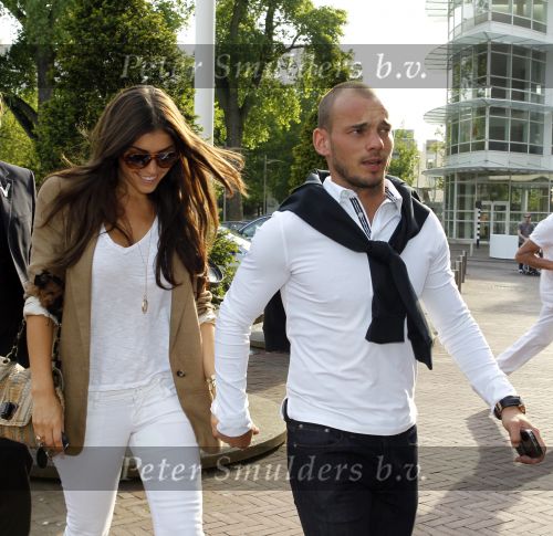 Amsterdam 5 juni 2010
Het Nederlands elftal vertrekt vanaf het hilton naar Schiphol voor de WK voetbal in Zuid Afrika. De vrouwen zwaaien ze uit. Yolanthe Cabau v Kasbergen en Wesley Sneijder
Peter Smulders bv