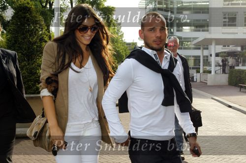 Amsterdam 5 juni 2010
Het Nederlands elftal vertrekt vanaf het hilton naar Schiphol voor de WK voetbal in Zuid Afrika. De vrouwen zwaaien ze uit. Yolanthe Cabau v Kasbergen en Wesley Sneijder
Peter Smulders bv