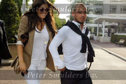 Amsterdam 5 juni 2010
Het Nederlands elftal vertrekt vanaf het hilton naar Schiphol voor de WK voetbal in Zuid Afrika. De vrouwen zwaaien ze uit. Yolanthe Cabau v Kasbergen en Wesley Sneijder
Peter Smulders bv