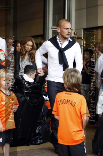 Amsterdam 5 juni 2010
Het Nederlands elftal vertrekt vanaf het hilton naar Schiphol voor de WK voetbal in Zuid Afrika. De vrouwen zwaaien ze uit. Wesley Sneijder
Peter Smulders bv