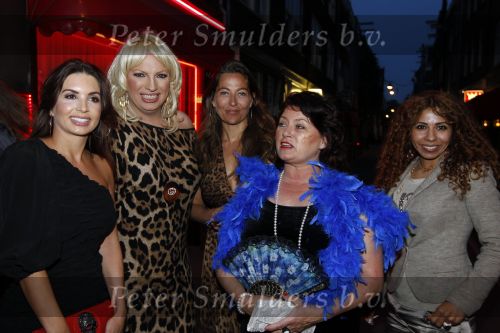 Amsterdam 7 juni 2010
Vrijgezellenavond van Yolanthe Cabau v Kasbergen bij cafe Nol. moeder Yolanthe en Wesley Sneijder
Peter Smulders bv