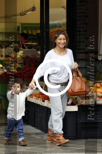 Amsterdam 25 juni 2011
Ruud de Wild en zijn zwangere vrouw Aafke doen samen met hun zoon Johnny Johnny boodschappen.
Peter Smulders bv