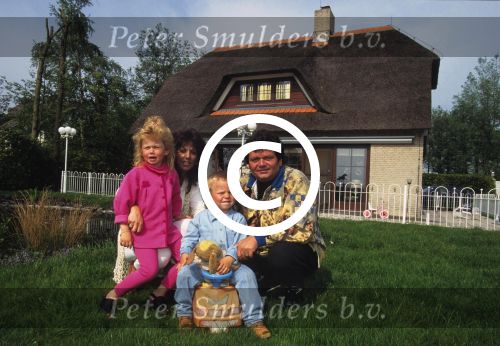 Vinkeveen, 14 Mei 1997
Andre Hazes met zijn 2 jongste kinderen Roxeanne en Andre Hazes Jr. en vrouw Rachel Hazes bij hun woonhuis
Foto Peter Smulders BV