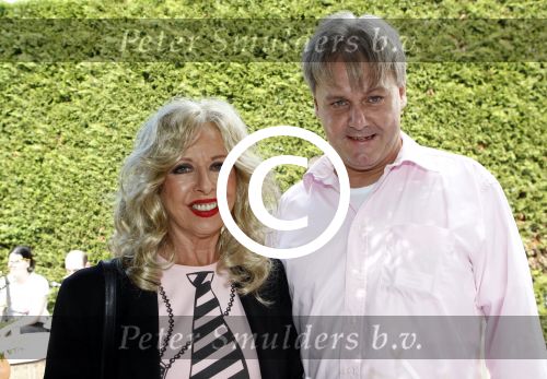 Aalsmeer 9 juli 2011
BBQ van Gerard Joling met fans bij hem thuis. Bonnie st Claire met man Arne
Peter Smulders bv