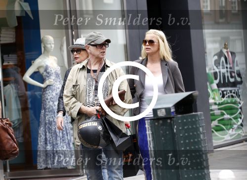 Amsterdam 12 juli 2011
Bridget Maasland doet boodschappen met haar ouders op de pc hooftstraat.
Peter Smulders bv