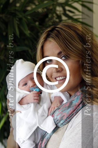 Schiphol Oost 6 juli 2011
John en Charlotte Sophie Heitinga landen op schiphol oost met hun  dochter Jezebel en pas geboren baby zoontje Lennon.
Peter Smulders bv