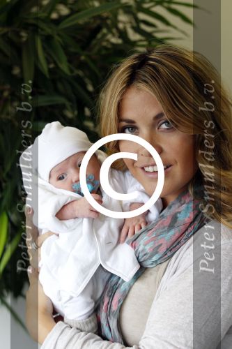 Schiphol Oost 6 juli 2011
John en Charlotte Sophie Heitinga landen op schiphol oost met hun  dochter Jezebel en pas geboren baby zoontje Lennon.
Peter Smulders bv
