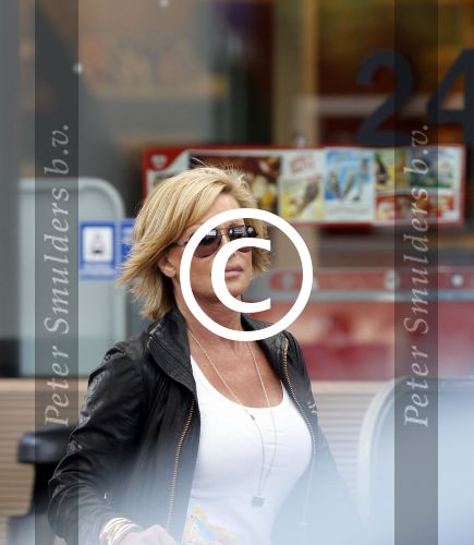 Amsterdam 1 juli 2011
Connie Breukhoven doet boodschappen met haar doichter Shanna Breukhoven.
Peter Smulders bv
