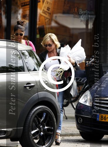 Amsterdam 1 juli 2011
Connie Breukhoven doet boodschappen met haar doichter Shanna Breukhoven.
Peter Smulders bv