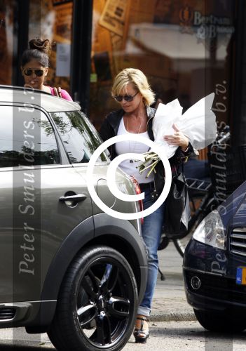 Amsterdam 1 juli 2011
Connie Breukhoven doet boodschappen met haar doichter Shanna Breukhoven.
Peter Smulders bv