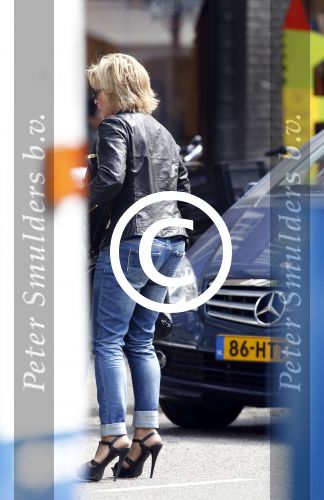 Amsterdam 1 juli 2011
Connie Breukhoven doet boodschappen met haar doichter Shanna Breukhoven.
Peter Smulders bv