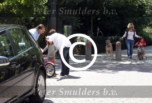Amsterdam 15 juli 2011
Constanza Breukhoven en haar man Mohammed halen hun kinderen op bij moeder Connie Breukhoven en Shanna. Connie woont in huis op de pc hooftstraat
Peter Smulders bv