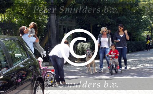 Amsterdam 15 juli 2011
Constanza Breukhoven en haar man Mohammed halen hun kinderen op bij moeder Connie Breukhoven en Shanna. Connie woont in huis op de pc hooftstraat
Peter Smulders bv