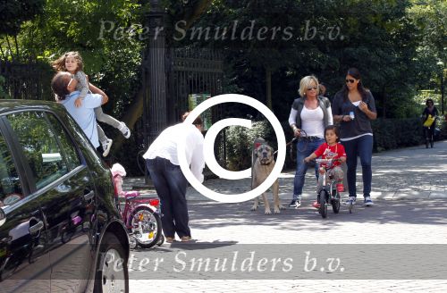 Amsterdam 15 juli 2011
Constanza Breukhoven en haar man Mohammed halen hun kinderen op bij moeder Connie Breukhoven en Shanna. Connie woont in huis op de pc hooftstraat
Peter Smulders bv