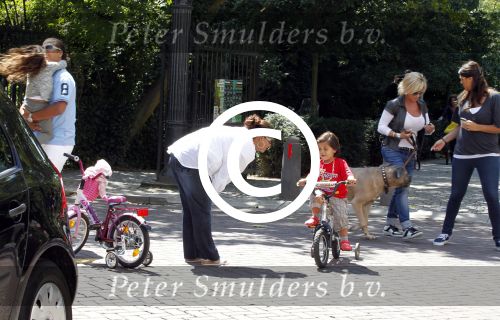 Amsterdam 15 juli 2011
Constanza Breukhoven en haar man Mohammed halen hun kinderen op bij moeder Connie Breukhoven en Shanna. Connie woont in huis op de pc hooftstraat
Peter Smulders bv
