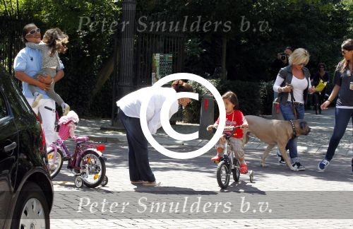 Amsterdam 15 juli 2011
Constanza Breukhoven en haar man Mohammed halen hun kinderen op bij moeder Connie Breukhoven en Shanna. Connie woont in huis op de pc hooftstraat
Peter Smulders bv
