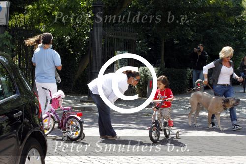 Amsterdam 15 juli 2011
Constanza Breukhoven en haar man Mohammed halen hun kinderen op bij moeder Connie Breukhoven en Shanna. Connie woont in huis op de pc hooftstraat
Peter Smulders bv