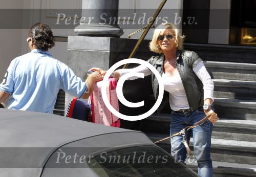 Amsterdam 15 juli 2011
Constanza Breukhoven en haar man Mohammed halen hun kinderen op bij moeder Connie Breukhoven en Shanna. Connie woont in huis op de pc hooftstraat
Peter Smulders bv