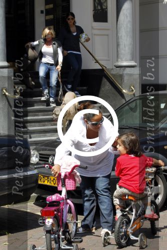 Amsterdam 15 juli 2011
Constanza Breukhoven en haar man Mohammed halen hun kinderen op bij moeder Connie Breukhoven en Shanna. Connie woont in huis op de pc hooftstraat
Peter Smulders bv
