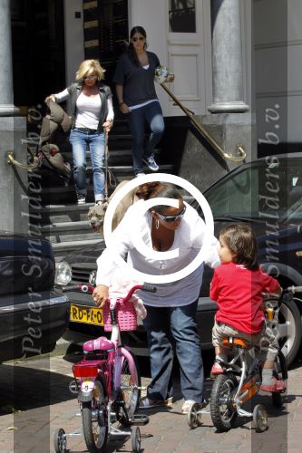 Amsterdam 15 juli 2011
Constanza Breukhoven en haar man Mohammed halen hun kinderen op bij moeder Connie Breukhoven en Shanna. Connie woont in huis op de pc hooftstraat
Peter Smulders bv