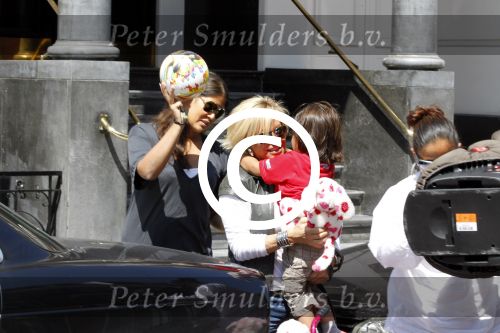 Amsterdam 15 juli 2011
Constanza Breukhoven en haar man Mohammed halen hun kinderen op bij moeder Connie Breukhoven en Shanna. Connie woont in huis op de pc hooftstraat
Peter Smulders bv