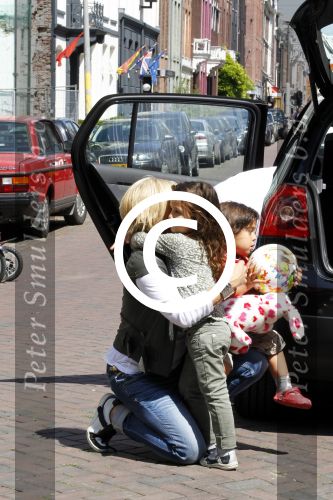 Amsterdam 15 juli 2011
Constanza Breukhoven en haar man Mohammed halen hun kinderen op bij moeder Connie Breukhoven en Shanna. Connie woont in huis op de pc hooftstraat
Peter Smulders bv