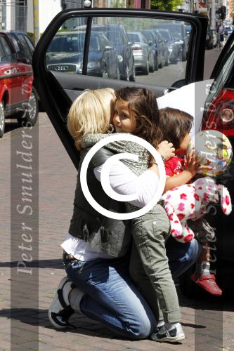 Amsterdam 15 juli 2011
Constanza Breukhoven en haar man Mohammed halen hun kinderen op bij moeder Connie Breukhoven en Shanna. Connie woont in huis op de pc hooftstraat
Peter Smulders bv